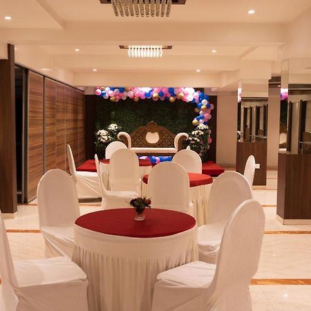 Gold Crest Business Hotel 나비뭄바이 외부 사진