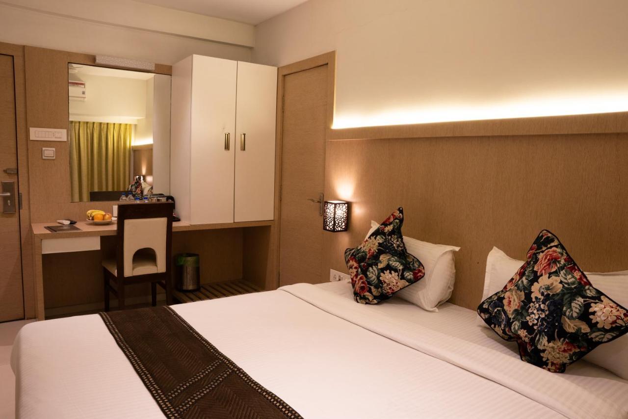 Gold Crest Business Hotel 나비뭄바이 외부 사진