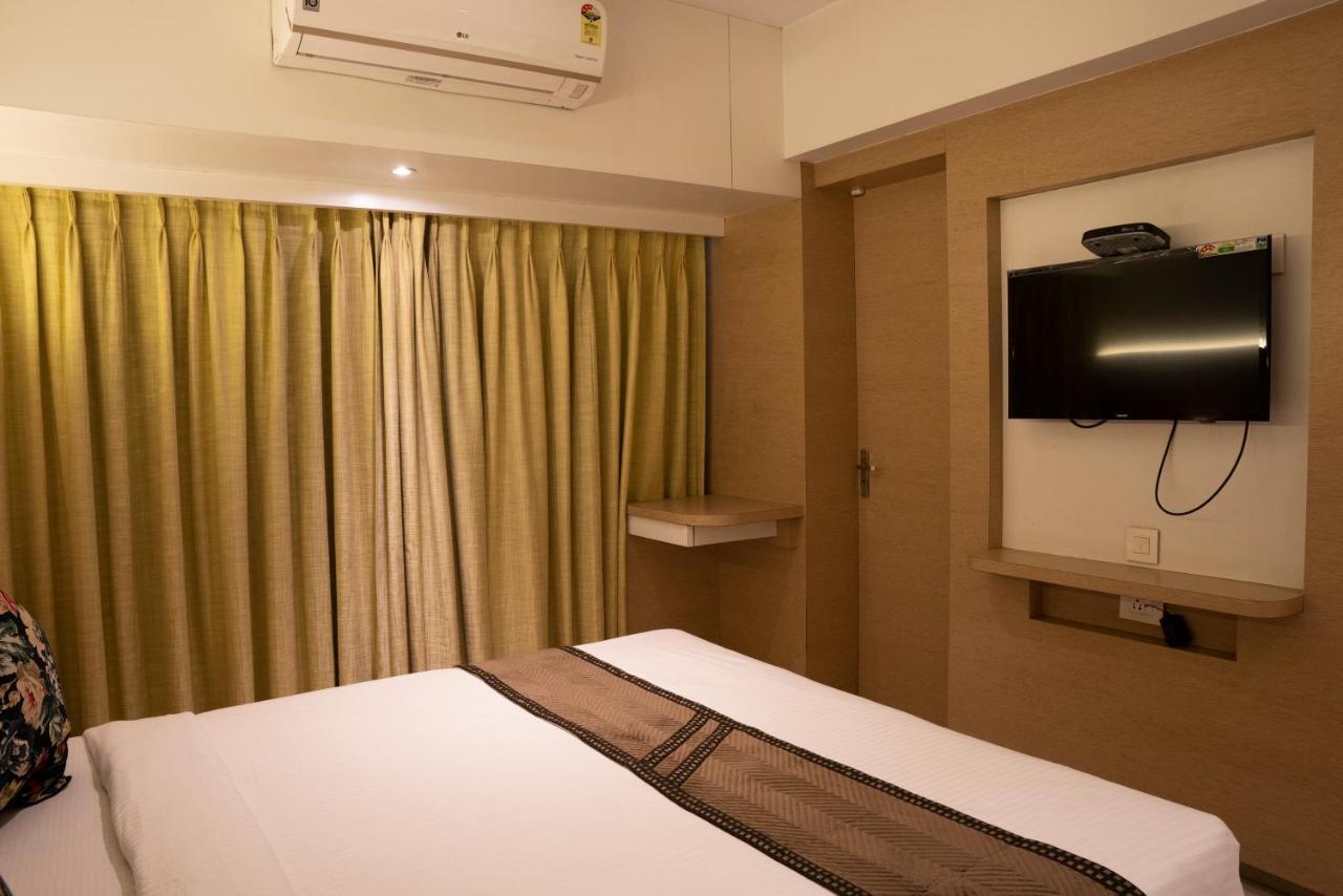 Gold Crest Business Hotel 나비뭄바이 외부 사진
