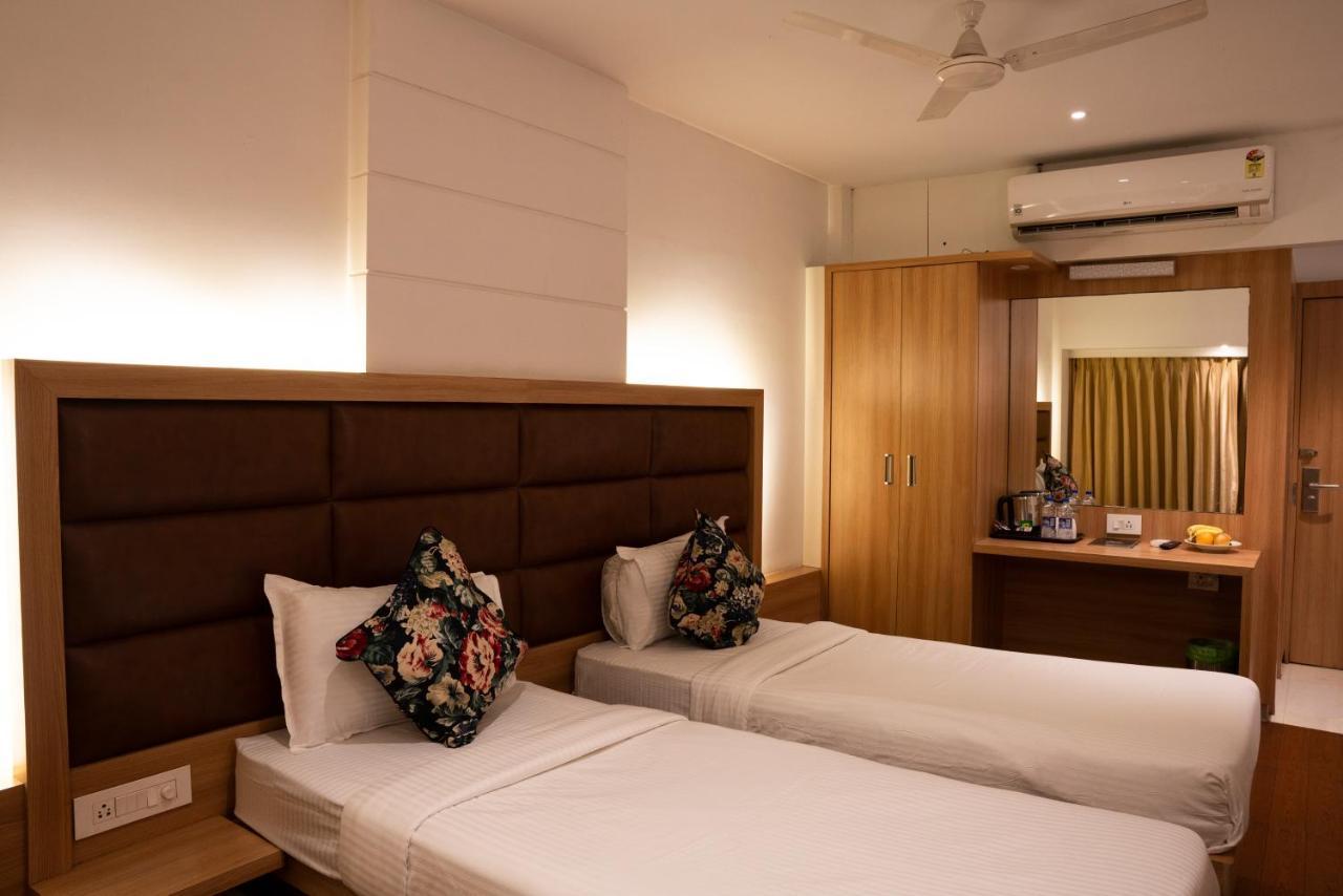 Gold Crest Business Hotel 나비뭄바이 외부 사진