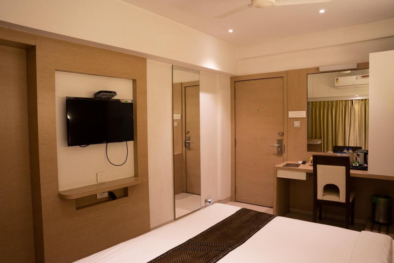Gold Crest Business Hotel 나비뭄바이 외부 사진