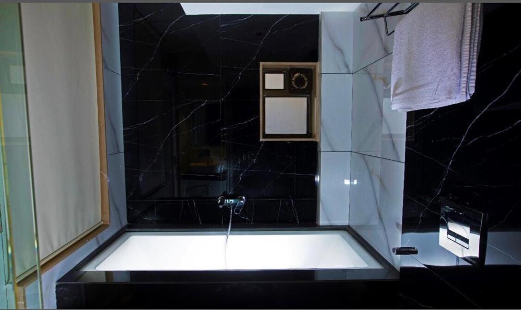 Gold Crest Business Hotel 나비뭄바이 외부 사진
