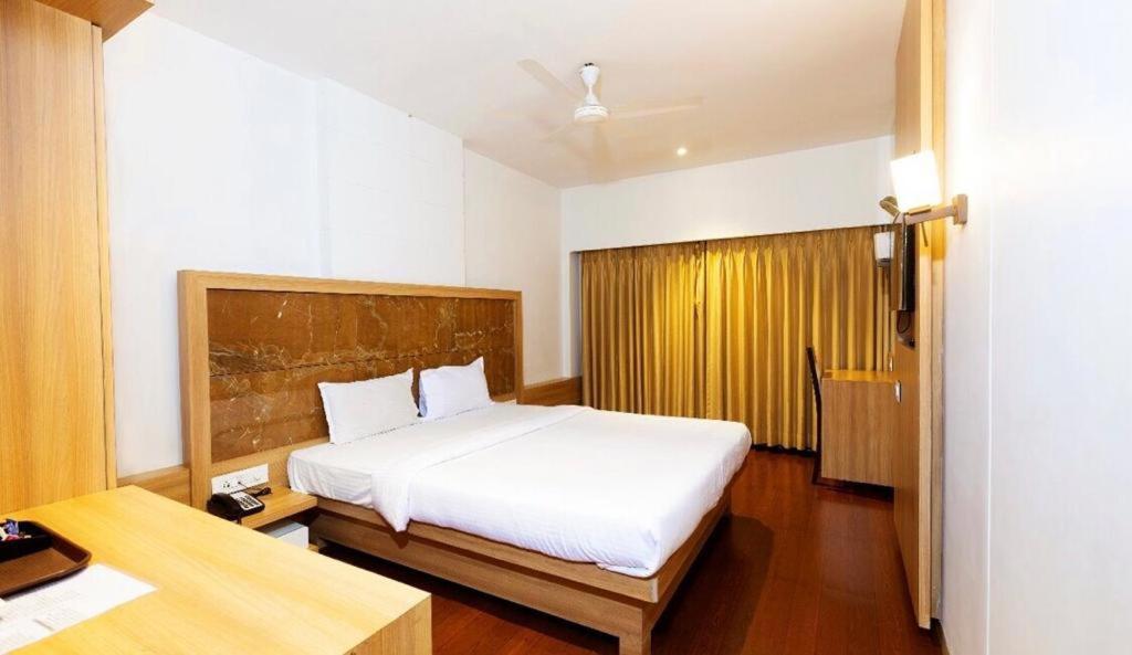Gold Crest Business Hotel 나비뭄바이 외부 사진